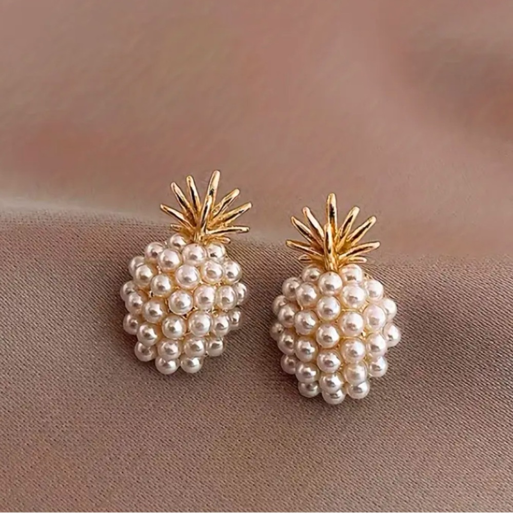 Elegant Pineapple Stud Earrings with Faux Pearl Embellishment  (1 Pair)
